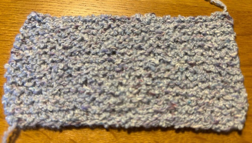 カシミヤ混ループファンシーヤーンのガーター編みスワッチ