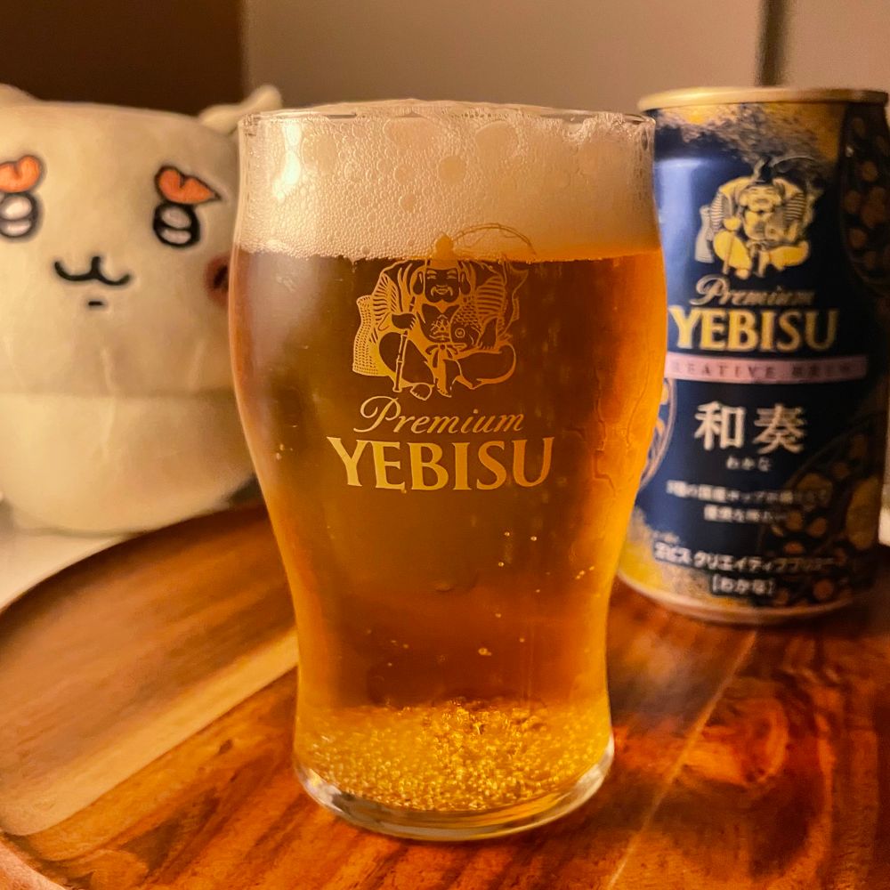 恵比寿のビアグラス(ビールが注がれている)、恵比寿 和奏の缶、シーサーちゃんのぬいぐるみ
