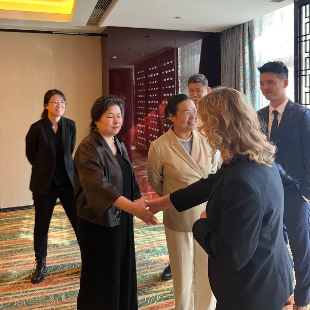 Umweltministerin Steffi Lemke, Hände schüttelnd, bei einem Treffen mit Mitgliedern der chinesischen Zivilgesellschaft, NGOs und in China tätigen internationalen Organisationen.