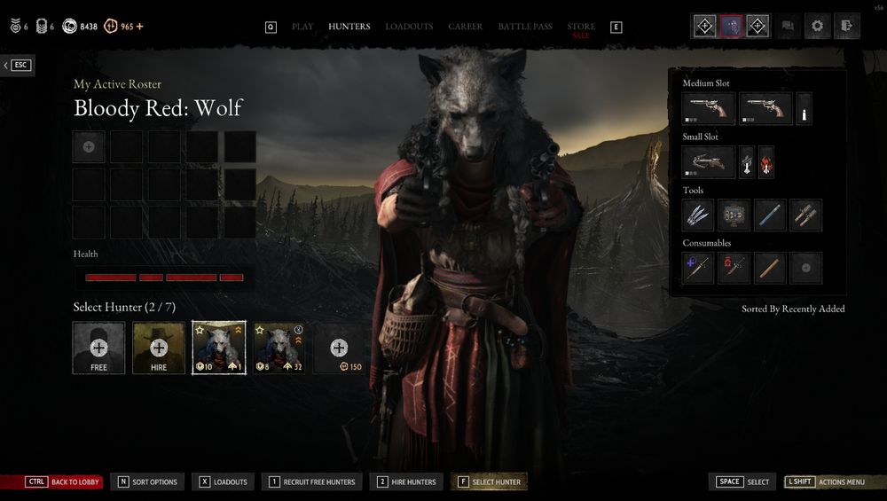 Captura de hunt showdown. Se puede ver mi cazadora (caperucita roja con la piel del lobo encima) sosteniendo dos revolver pax apuntando a cámara. Queda bastante chula