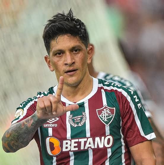 German Cano, jogador do Fluminense, fazendo o L em comemoração 