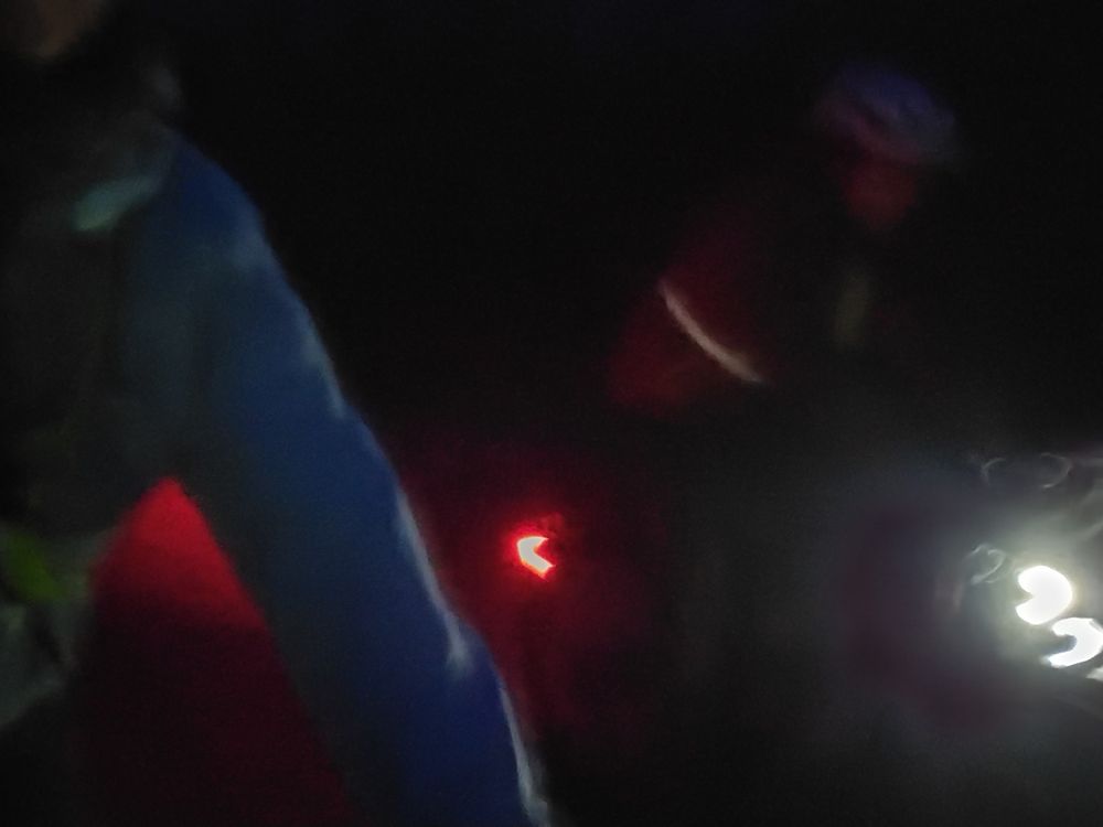 Pimeässä näkyy epämääräisesti kaksi pyöräilijää, punaista ja valkoista valoa.