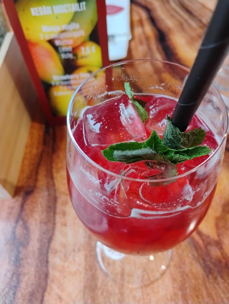 Strawberry sour-mocktail