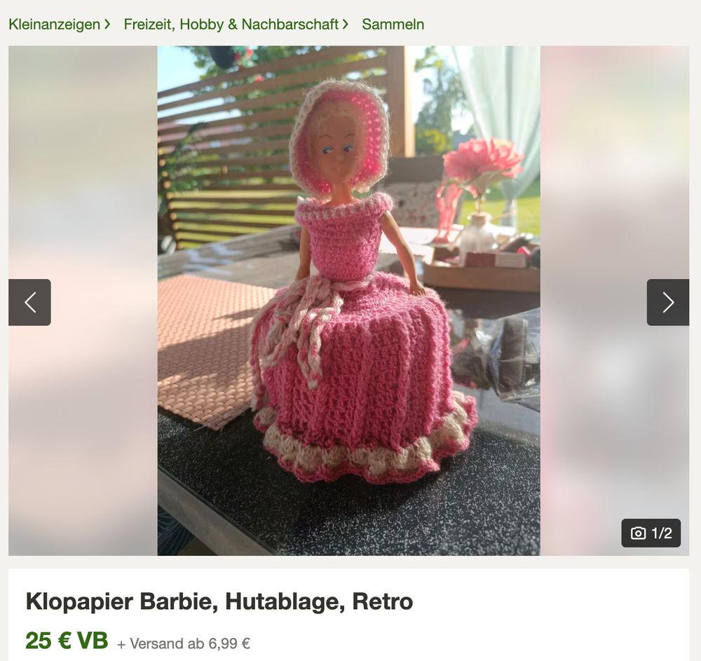 Kleinanzeigen-Inserat "Klopapier Barbie, Hutablage, Retro", VB 25 Euro

Eine Barbiepuppe mit pinkem Strickkleid über einer Klorolle, Deko-Objekt