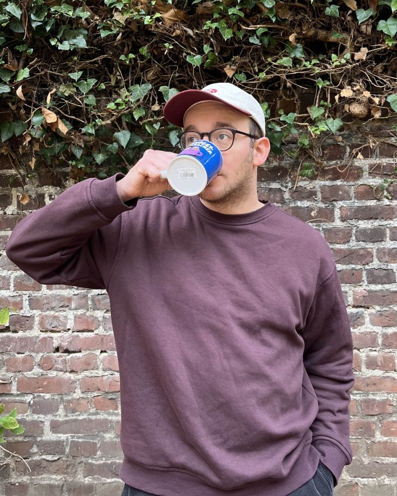 Noch einmal Dax Werner. Diesmal schlürft er lässig im Garten seinen Kaffee aus der neuen Tasse vom Bohnigen Wachmacher. Hmmm, das schmeckt!