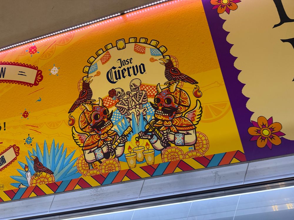 Jose Cuervoの文字、九官鳥のような紫・黒っぽい鳥のイラスト、骸骨やマリーゴールドの花のイラストなどが描かれたポスター