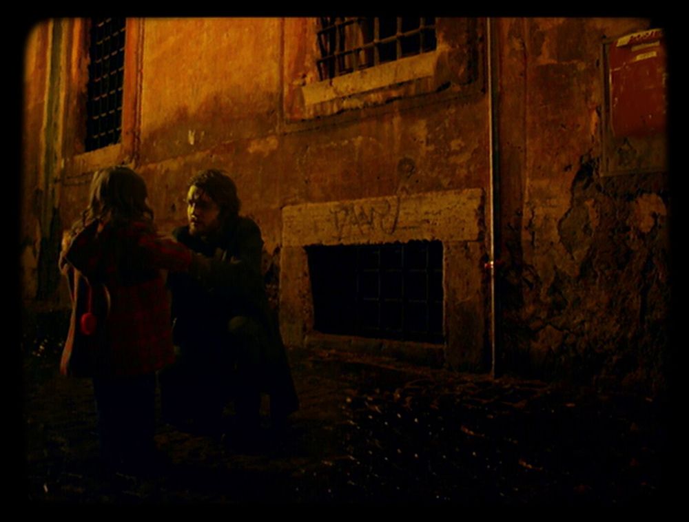 Utopia, S02E01 (32min33s) -- Scène entre Jessica et son père, juste avant qu'il envoie une lettre à l'ambassadeur hollandais Richard Sykes, l'informant de l'identité de Mr Rabbit.