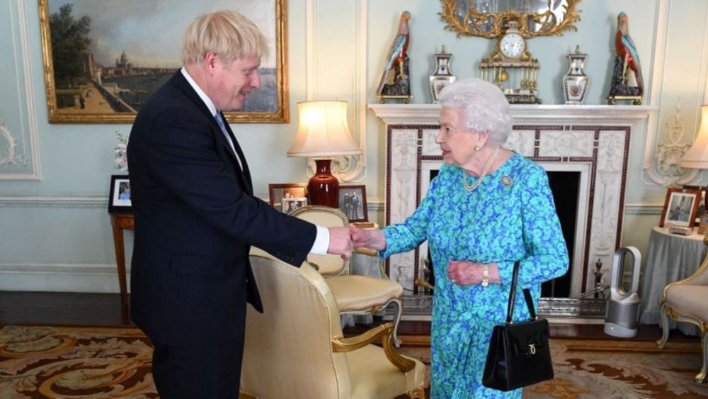 Boris Johnson claims in memoir Queen Elizabeth II had bone cancer | CNN