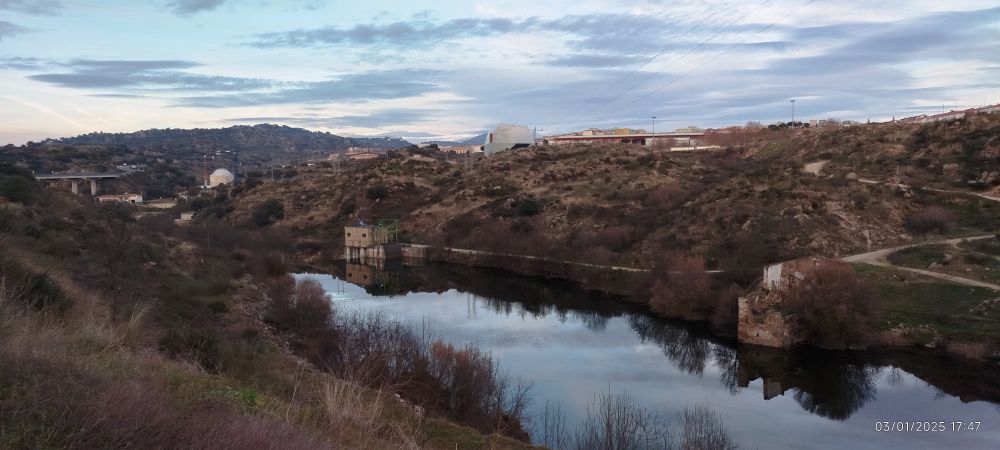 Río Jerte aguas abajo con el Palacio de Congresos al fondo.