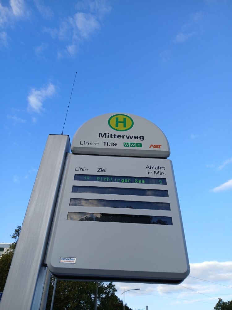 Anzeige an der Bushaltestelle Mitterweg: Linie 19 Ziel Pichlinger See Abfahrt in Minuten 9
