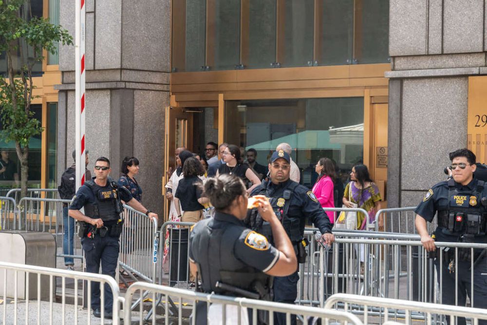 A medida que la administración Trump intensifica su campaña de deportación a través de detenciones en los tribunales, más jóvenes inmigrantes buscan ayuda para navegar por sus audiencias de inmigració...