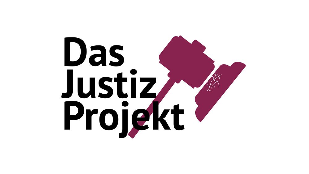 Logo „Das Justiz-Projekt” und davor ein Richterhammer, der auf ein zerbröckelndes Unterteil schlägt