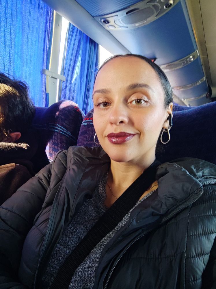 Selfie de mulher de batom roxo no ônibus de viagem