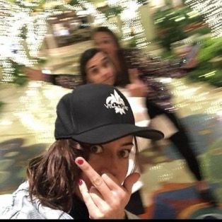 aubrey plaza and friends (?) 