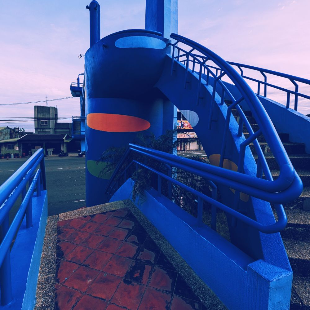 Stairs to the landmark pedestrian bridge in Sanzhi. I'm pretty sure that no one actually uses the bridge; you end up climbing an astonishing number of steps to cross at a dizzying height. Instead, most do as I do and wait for a break in the traffic, then dash over.