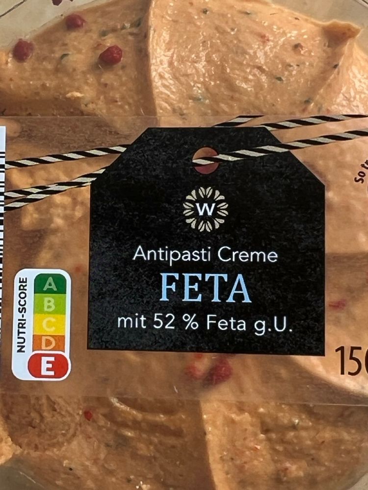 "Antipasti Creme FETA mit 52 % Feta g.U." (Etikett auf einer Käsepaste, Nutri-Score E)