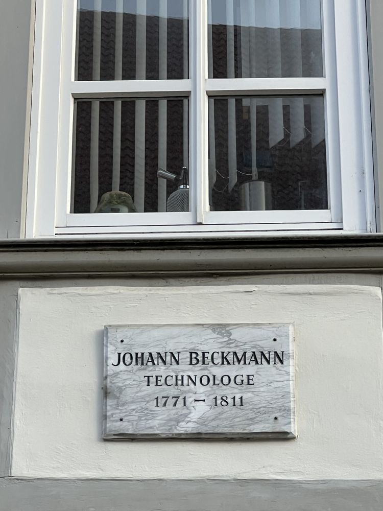 Schild an historischer Hauswand: „Johann Beckmann - Technologe. 1771-1811“