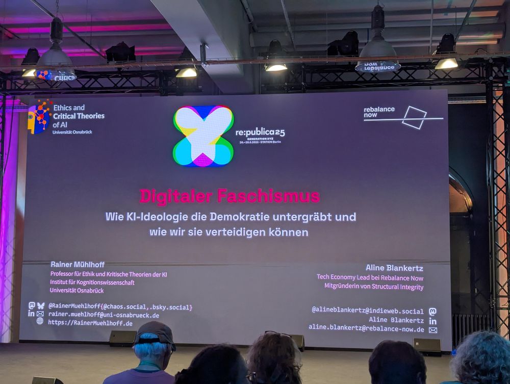 Vortragsfolie bei re:publica25 Titel 'Digitaler Faschismus' über KI-Ideologie und Demokratie, präsentiert von Rainer Mühlhoff und Aline Blankertz