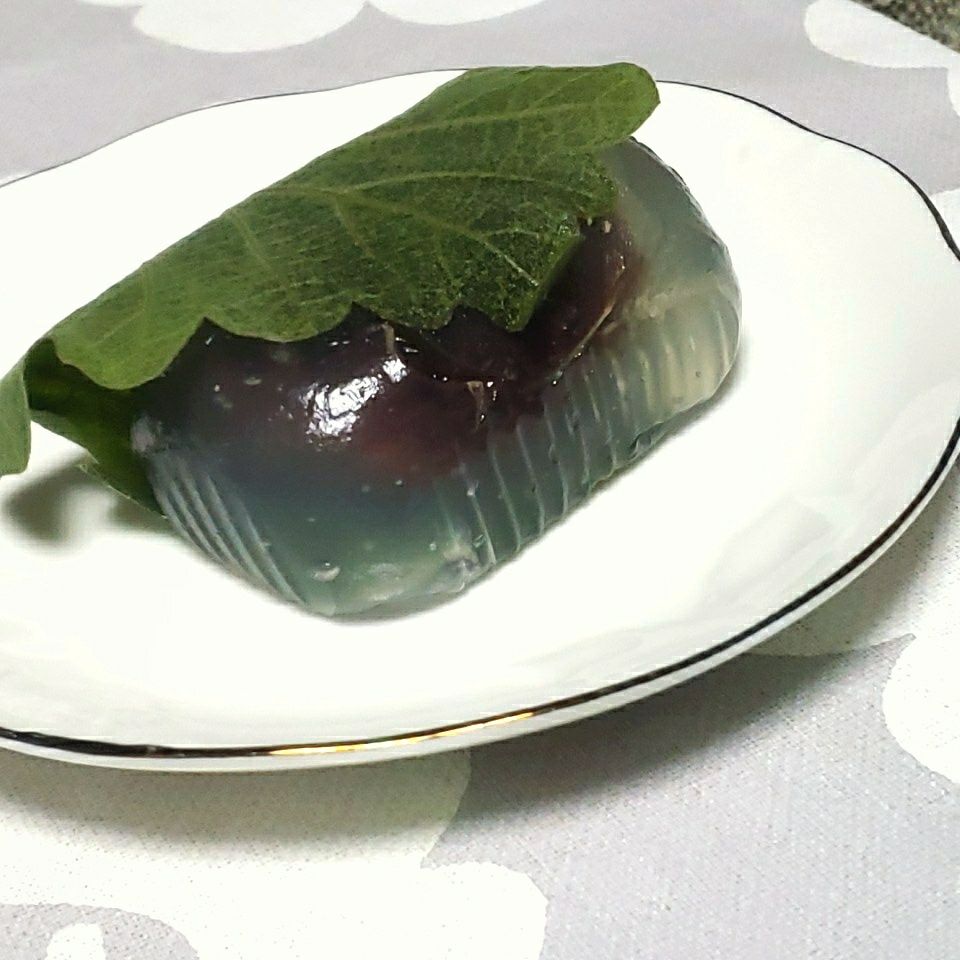ヤマザキずっしり葛柏餅　小豆あん入りの大きな葛餅を柏の葉でくるんでいる