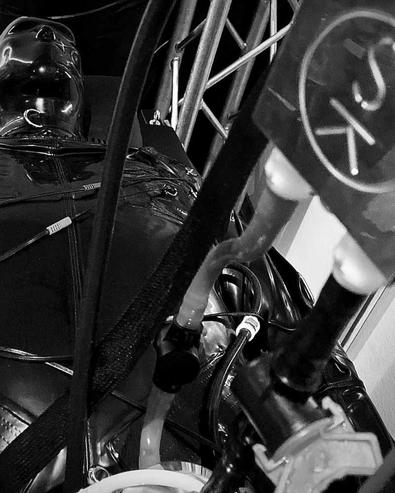 Die Person ist an den Melker des Serios Kit angeschlossen. 