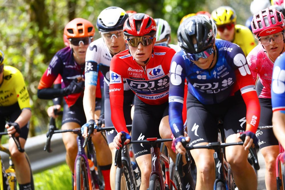 Demi Vollering in the red jersey looking very focused
