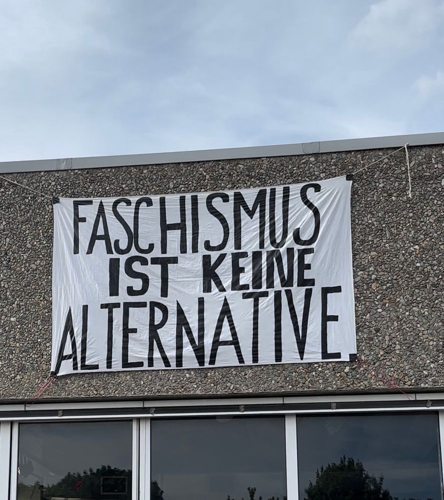 Auf einem Plakat an der Hauswand steht: Faschismus ist keine Alternative. 