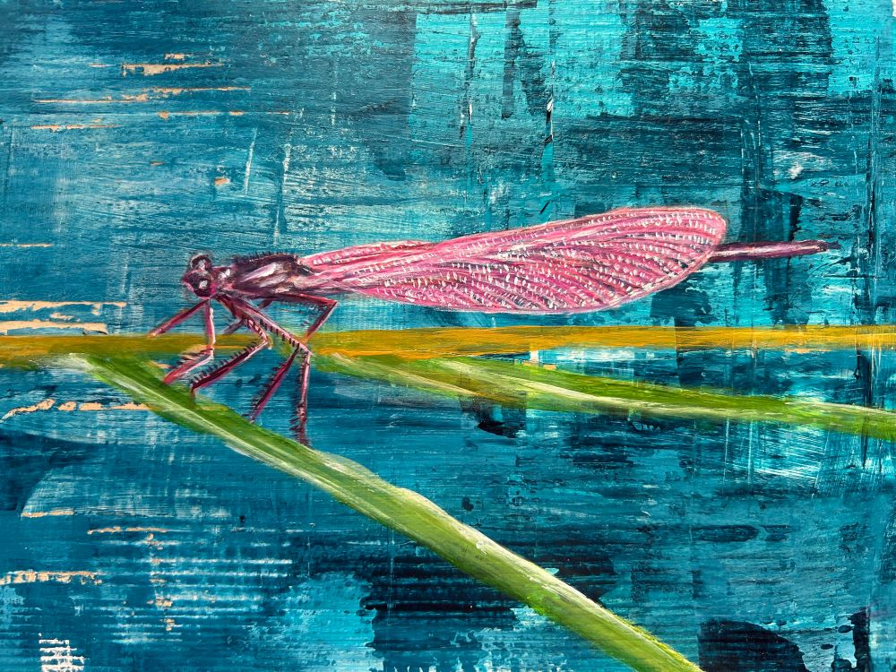 Acrylbild einer Libelle, in Violett-Roa-Tönen auf blauem Hintergrund 