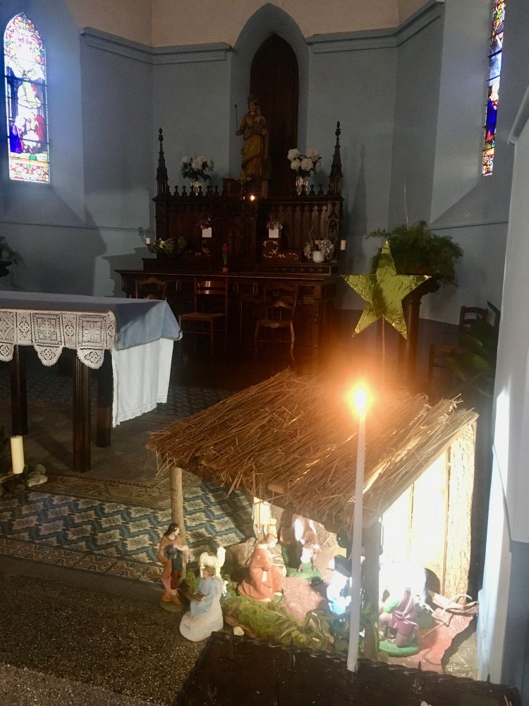 Une bougie pour Christophe devant la crèche dans la petite chapelle des Rubeaux à Lubersac où il avait été baptisé il y a 52 ans, le même jour que mon frère aîné