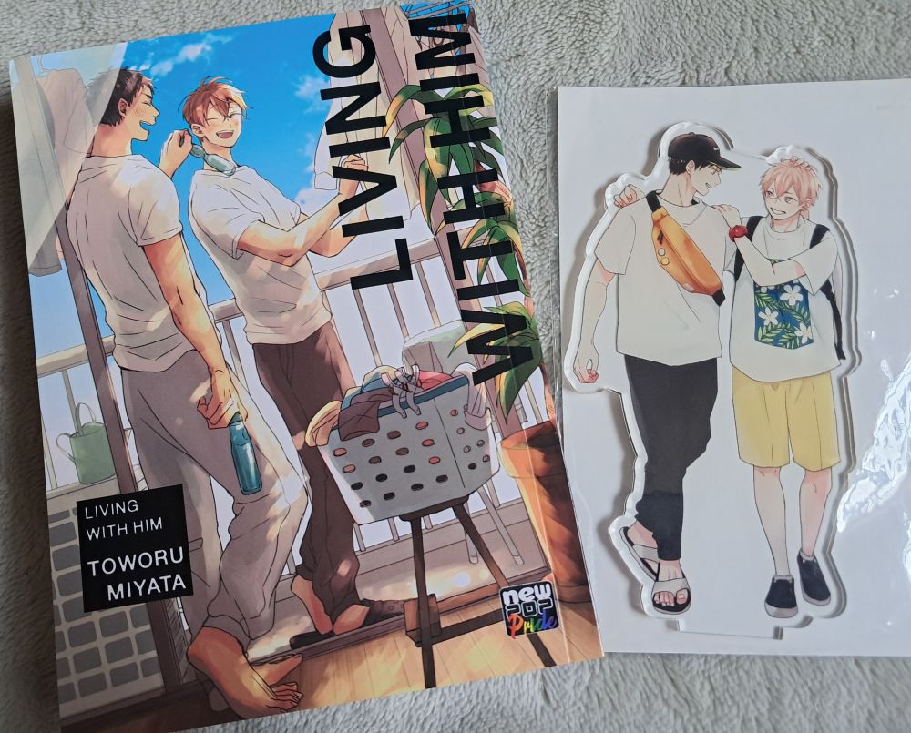 Living With Him manga (Brazilian edition by NewPOP publisher) and acrylic stand 
