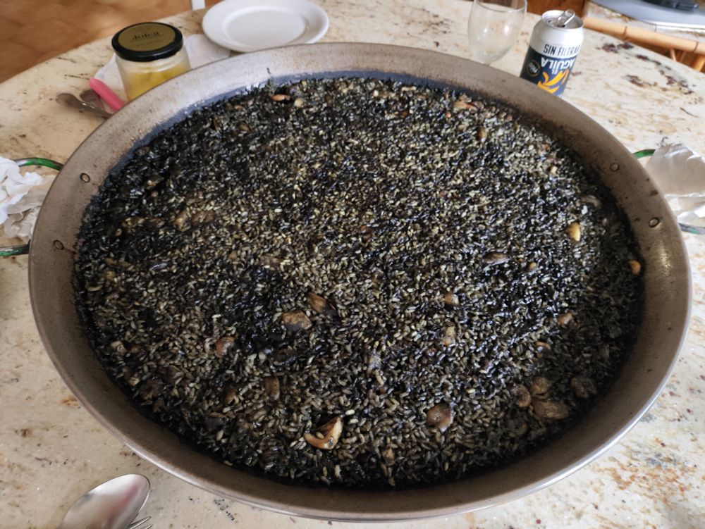 Una paella de arroz negro.