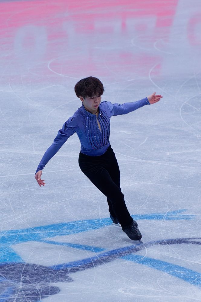 Shun Sato, skating on an edge