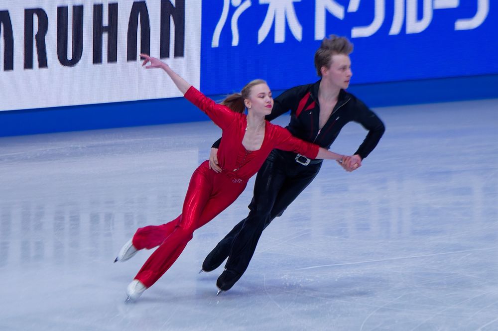 Milla Ruud Reitan - Nikolaj Majorov, gliding on one foot together 