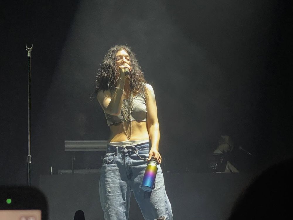 Lorde at The Anthem in Washington DC, on stage with her famous water bottle. Jeans and crop top. Ultrasound World Tour.