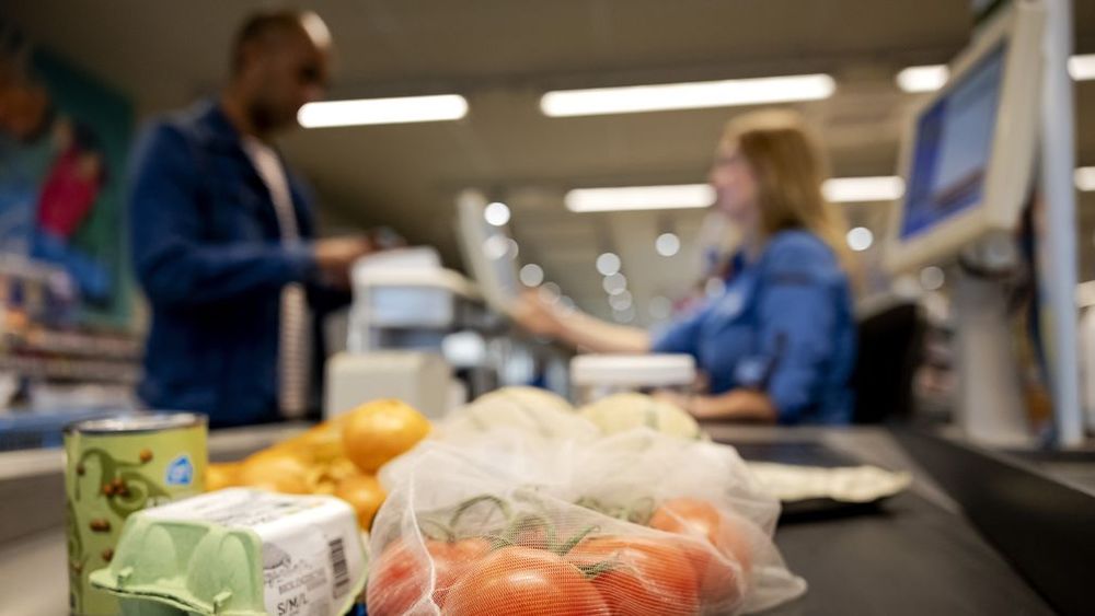 Rode Kruis geeft meer voedselhulp in Nederland met boodschappenkaart