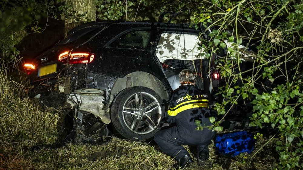 Twee doden bij auto-ongeluk op de A50, inzittenden mogelijk op de vlucht
