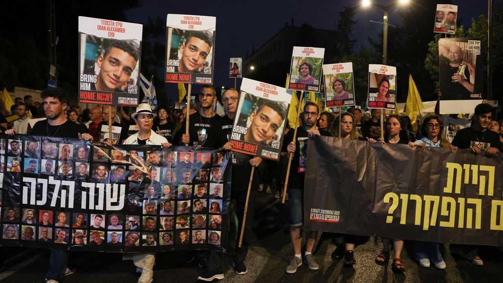 Israël herdenkt en protesteert vandaag een jaar na de aanslagen in Israël
