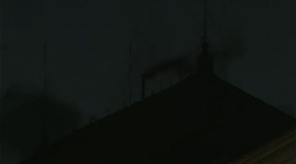 Das Bild zeigt den Kamin über dem Vatikan bei nahezu Nacht 