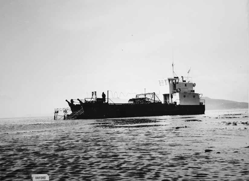Vessel Alga harvesting giant kelp near Orford on the east coast of Tasmania (Tasmanian Archives PH30/1/8612). 