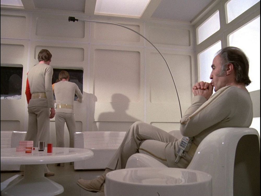 L'arredamento della base lunare Alpha, protagonista della serie Tv Spazio 1999 è stato fornito da molte aziende italiane tra le quali Artemide, iGuzzini, Kartell e Zanotta.