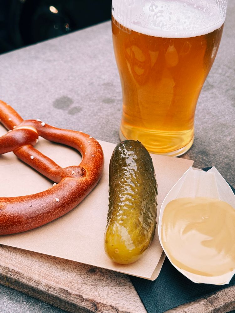 Bretzel, ogórki, piwo