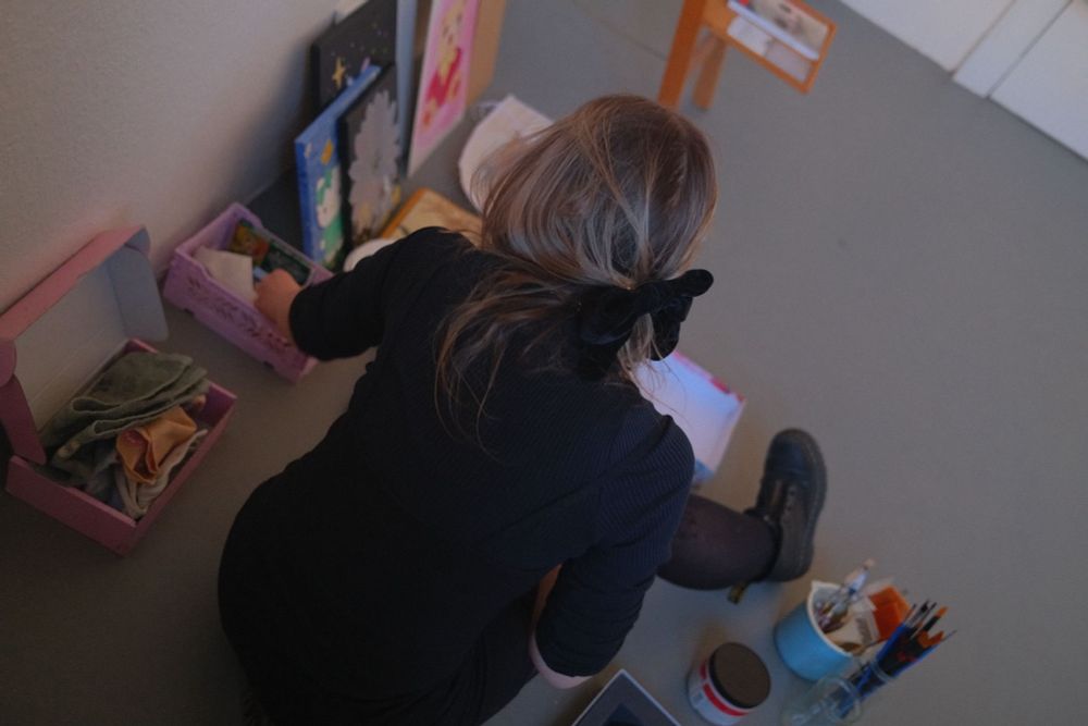 Kรผnstlerin im Atelier