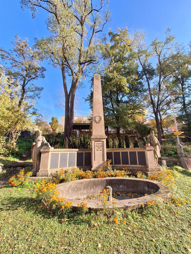 Většina lidí, kteří jdou přes Karlovo náměstí, nemá šanci si ho všimnout. Dokonce ani většina návštěvníků Všeobecné fakultní nemocnice, kde stojí ve vnitrobloku.
Pomník vojáků padlých za 1. světové války ve zdravotnické službě. Autor Josef Fojtík 1919.