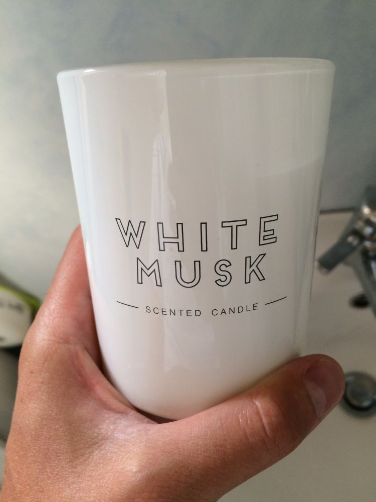 A scented candle with the fragrance ”white musk”