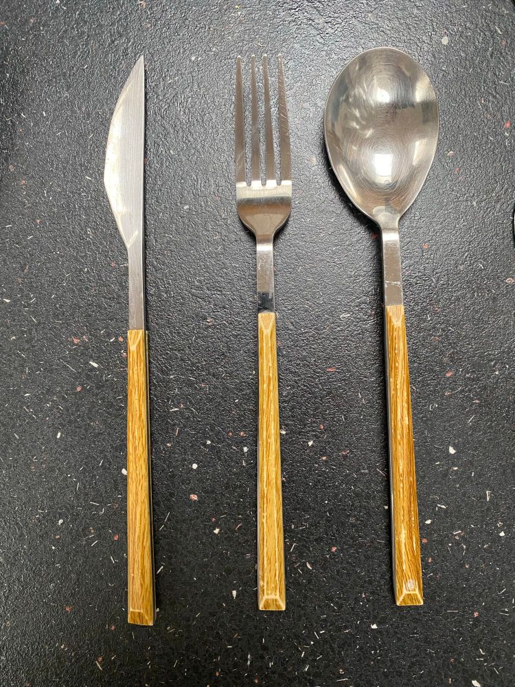 Un couteau, une fourchette, une cuillère à soupe. Mais bizarroïdes.