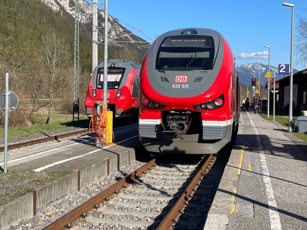Zu sehen ein Pesa Link und ein Talent im Bf Pfronten-Steinach. 