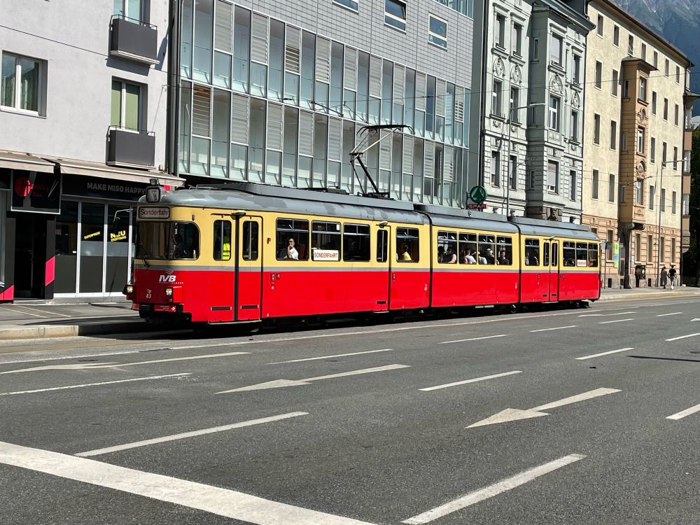 Zu sehen ist eine historische Tram in Innsbruck an der Haltestelle Klinik/Universität Richtung Technik West.