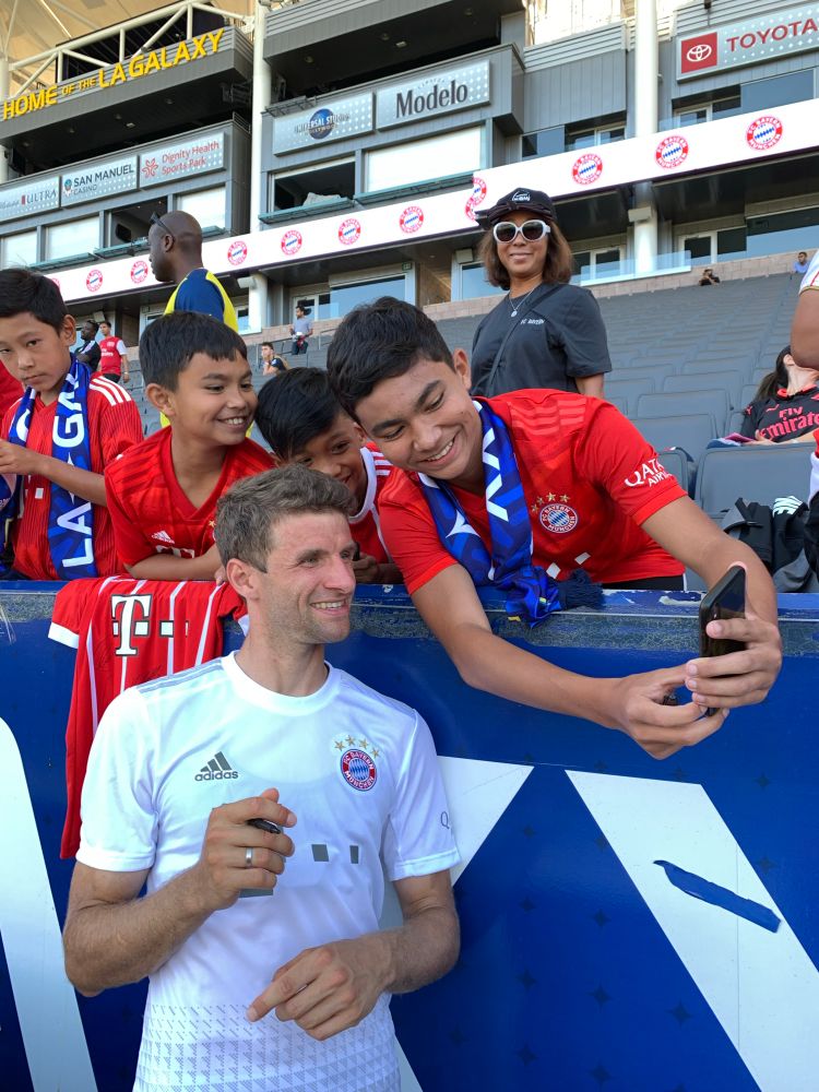 Thomas Müller takes a selfie with a fan. 