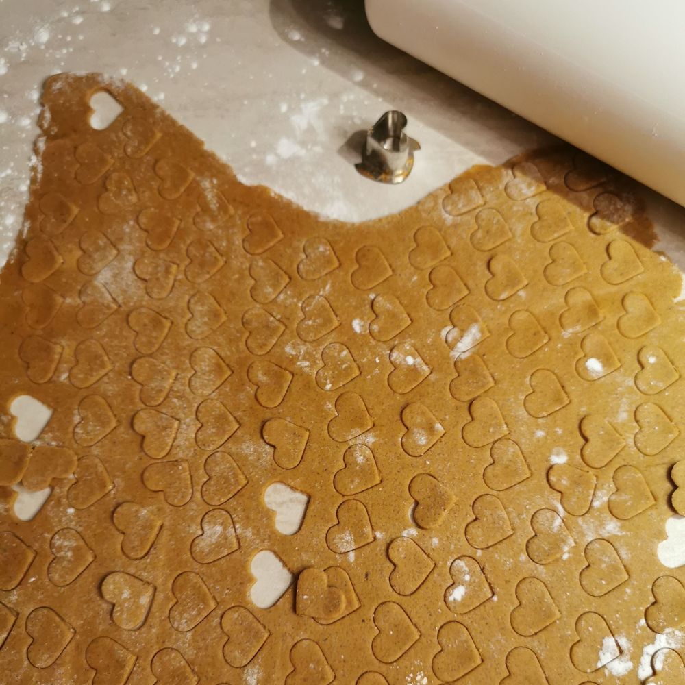 Piparitaikina, johon painettu sydämenmuotoisia piparkakkuja.