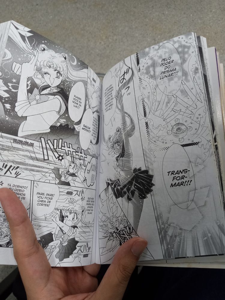 Duas páginas do mangá de Sailor Moon, publicado em 2014 pela JBC