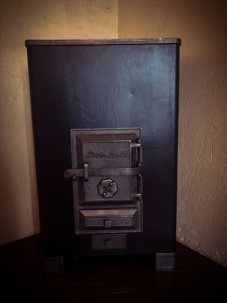 Kunnostettu, mustaksi maalattu Porin Matti.